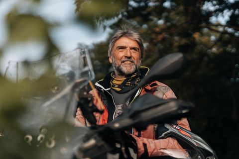 Dieter Schneider war Olympia-Fechter und Eigentümer einer Werbeagentur. Heute ist er vor allem begeisterter Motorradfahrer und mit seiner Stiftung "Depression – Inklusion" Initiator der regelmäßigen "Fellows Rides". 