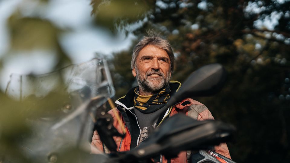 Dieter Schneider war Olympia-Fechter und Eigentümer einer Werbeagentur. Heute ist er vor allem begeisterter Motorradfahrer und mit seiner Stiftung "Depression – Inklusion" Initiator der regelmäßigen "Fellows Rides". 