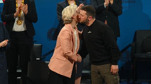 Wolodymyr Selenskyj und Ursula von der Leyen nach der Verleihung des Karlspreises in Aachen