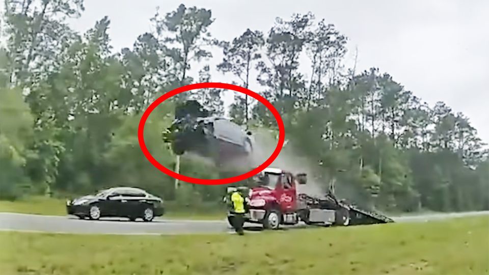 Unfall auf US-Highway: Dramatische Szenen: Autofahrerin fliegt über Abschleppwagen und überschlägt sich Unfall auf US-Highway: Dramatische Szenen: Autofahrerin fliegt über Abschleppwagen und überschlägt sich