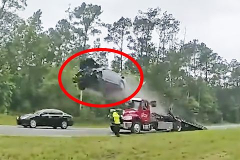 Unfall auf US-Highway: Dramatische Szenen: Autofahrerin fliegt über Abschleppwagen und überschlägt sich