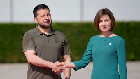 Die Präsidentin von Moldau Maia Sandu reicht Wolodymyr Selenskyj bei seiner Ankunft zum Gipfel der Europäischen Politischen Gemeinschaft die Hand
