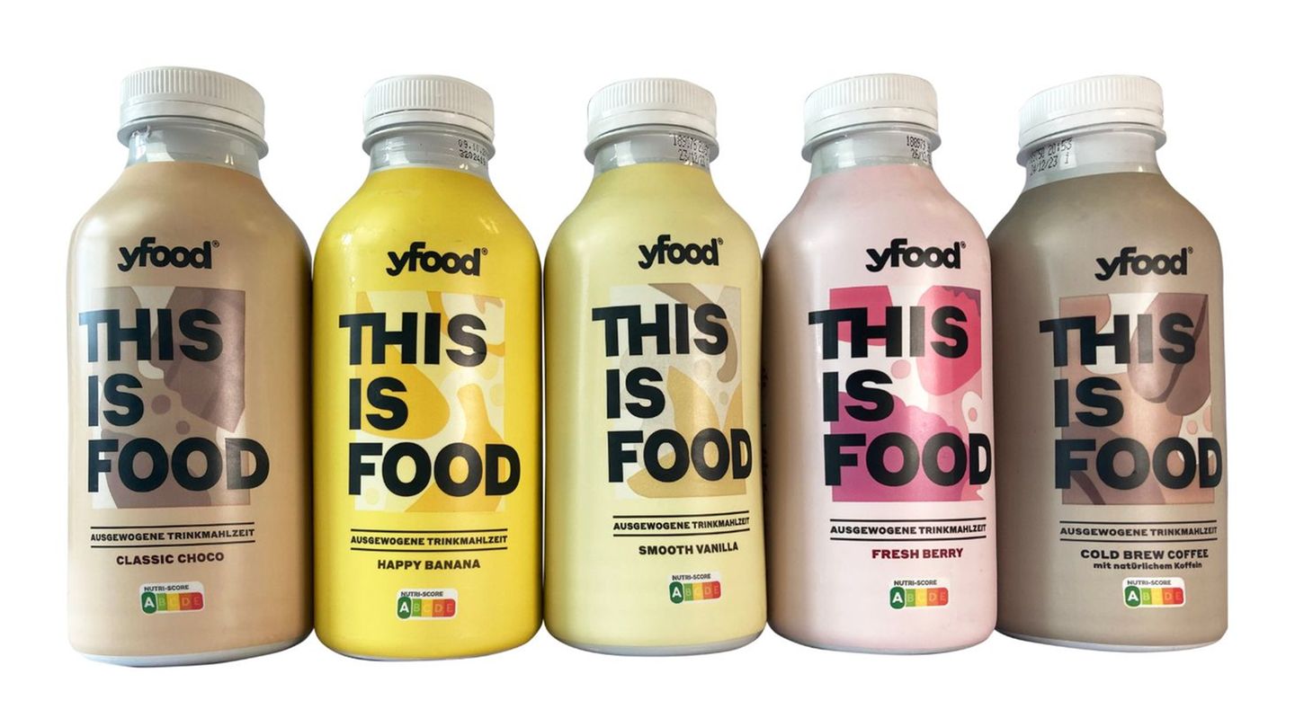 Kandidat 3: Yfood  Die Trinkmahlzeit Yfood hatte einst einen Auftritt in der "Höhle der Löwen" und vermarktet sich seitdem erfolgreich als vollwertige Mahlzeit für alle, die keine Zeit zum Essen haben. Foodwatch hingegen sieht die hohe Kaloriendichte und den eingesetzten Süßstoff des hochverarbeiteten industriellen Produktes kritisch. Zudem enthalte etwa die Sorte Vanille trotz des Hinweises "ohne Zuckerzusatz" 22 Gramm Zucker aus der verwendeten Kuhmilch. Auch der Preis von 3,99 Euro für eine Flasche sei "ziemlich happig für Milch mit Wasser und ein paar zugesetzten Vitaminen, Mineralien und Süßstoff". Yfood erklärt dazu, den Süßstoff einzusetzen, um auf Zuckerzusatz verzichten zu können. Den in der Milch enthaltenen Zuckeranteil hält Yfood für nicht problematisch. Die Produkte böten eine vollwertige Mahlzeit mit ausgewogenem Nährwertprofil zu einem guten Preis.