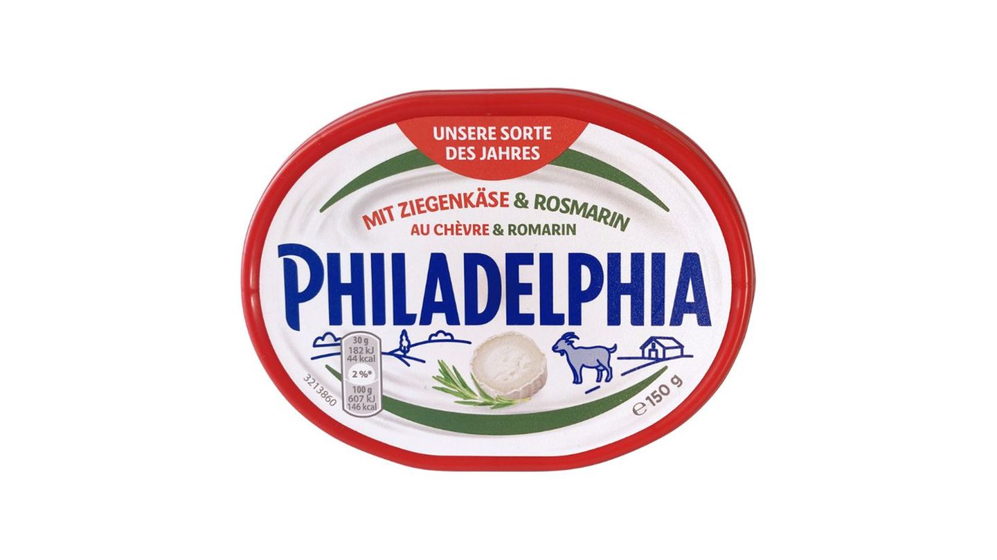 Kandidat 1: Philadelphia mit Ziegenkäse und Rosmarin  Name und Gestaltung der Philadelphia-Verpackung suggerieren, dass Hersteller Mondelez in seine "Sorte des Jahres" ordentlich Ziegenkäse gepackt hat. Tatsächlich ist er nur in homöopathischer Dosis enthalten. "Für Verbraucher:innen ist kaum erkennbar, dass das Produkt überwiegend aus einer Frischkäsezubereitung aus Kuhmilch besteht und tatsächlich nur 3 Prozent Ziegenfrischkäse enthält", kritisiert Foodwatch. Hersteller Mondelez erklärt dazu auf Anfrage: "Damit die Sorte einfach im Regal zu erkennen ist, sind die den Geschmack des Produktes mitprägenden Zutaten mit Ziegenkäse & Rosmarin auf der Vorderseite abgebildet. Der Anteil an Ziegenfrischkäse ist mit 3 % in der Zutatenliste aufgeführt."