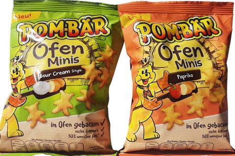 Kandidat 2: Pom-Bär Ofen Minis  Intersnack bewirbt die beiden Pom-Bären-Varianten damit, dass sie "50 Prozent weniger Fett" im Vergleich zu herkömmlichen Kartoffelsnacks enthalten. Was der Hersteller lieber nicht groß vorne drauf schreibt: Die Ofen-Minis enthalten fünfeinhalb bis sechs Mal so viel Zucker wie die Original-Pom-Bären. Damit dürften sie laut WHO-Empfehlungen nicht an Kinder vermarktet werden, was durch die Comic-Anmutung aber passiert, kritisiert Foodwatch. Intersnack erklärt den höheren Zuckergehalt mit dem enthaltenen Weizenmehl, das die Kartoffelstärke in Zucker umwandelt. Den Vorwurf des Kindermarketings versucht das Unternehmen mit dem Hinweis zu entkräften, man sei eine Familienmarke, die sich an "die Zielgruppe der Eltern und Familien" richte. "Reine Kinderumfelder" schließe die Werbestrategie in Fernsehen und Online aus.