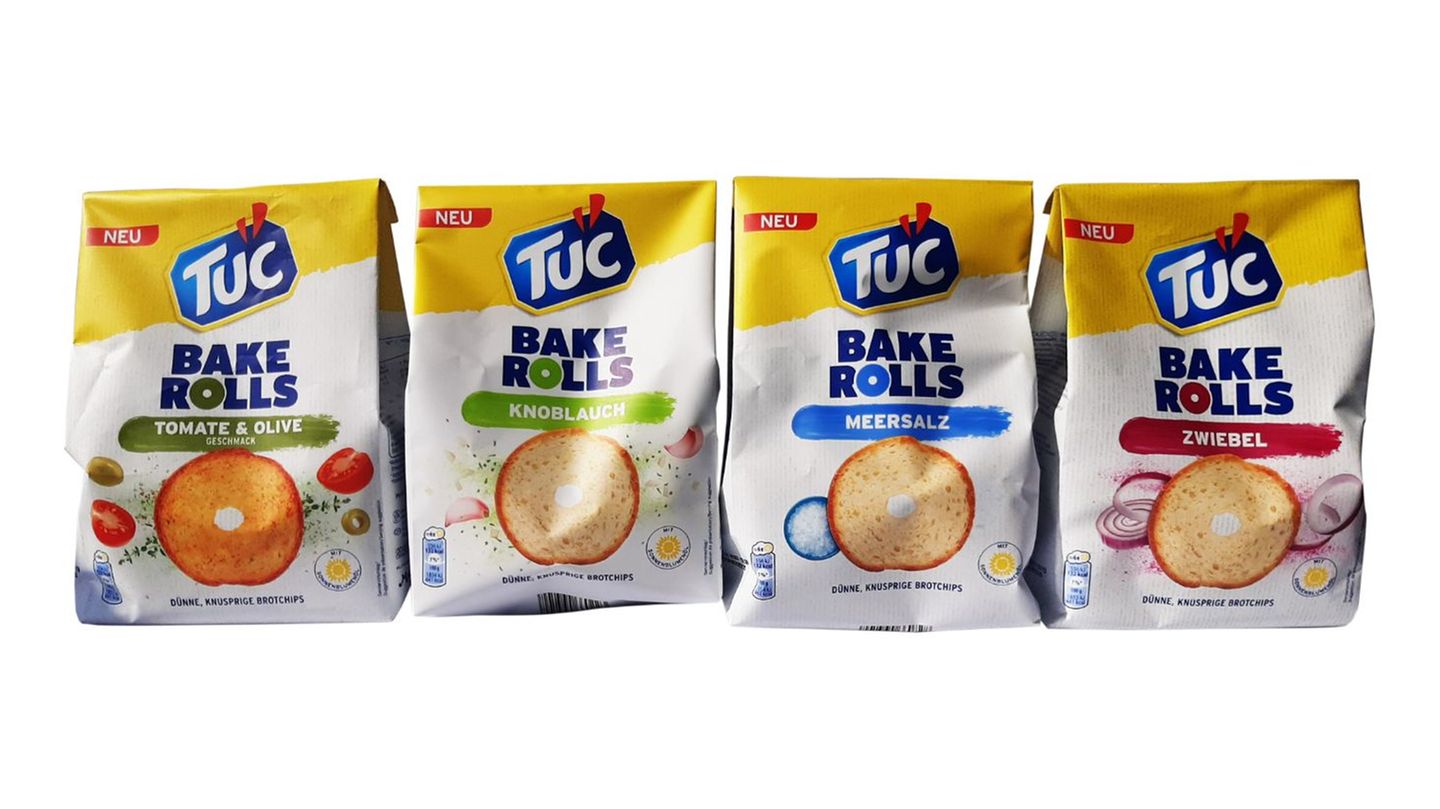 Kandidat 4: Tuc Bake Rolls  Der Knabbersnack ist für Foodwatch "ein besonderes Beispiel für versteckte Preiserhöhungen". Hersteller Mondelez vertreibt die Bake Rolls statt wie bisher unter der Marke "7Days", die 2022 übernommen wurde, nun mit dem Label "Tuc". Bei dieser Gelegenheit wurde sowohl der Preis von 1,39 Euro auf 1,99 Euro erhöht, als auch der Inhalt von 250 auf 150 Gramm verringert. Dies entspreche einer versteckten Preiserhöhung von rund 139 Prozent, rechnet Foodwatch vor. Mondelez erklärt dazu, die Bake Rolls seien "ein neues Produkt im Tuc-Sortiment". Auf den Preis im Laden habe man keinen Einfluss, den lege der Händler fest.