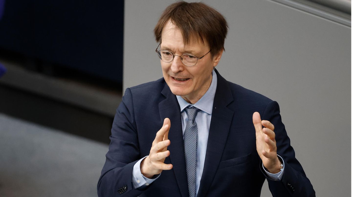 Bundesgesundheitsminister Karl Lauterbach (SPD) spricht bei einer Sitzung im Bundestag