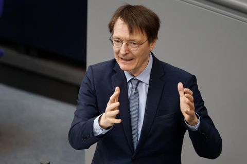Bundesgesundheitsminister Karl Lauterbach (SPD) spricht bei einer Sitzung im Bundestag
