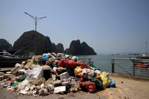 Ein Haufen Müll in der Halong-Bucht im Nordosten Vietnams