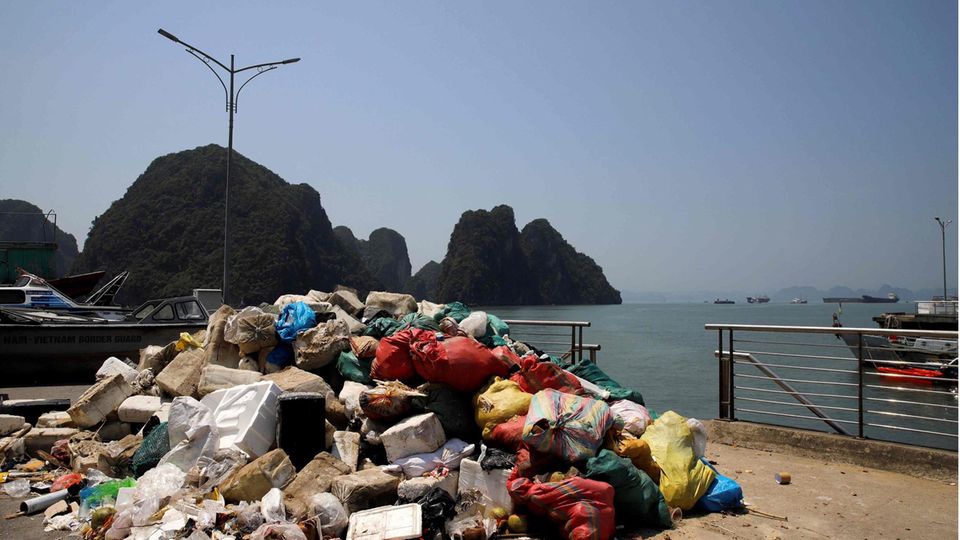 Ein Haufen Müll in der Halong-Bucht im Nordosten Vietnams