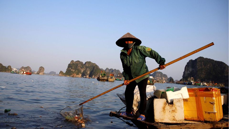 Arbeiter, der Müll aus der Halong-Bucht im Nordosten Vietnams einsammelt