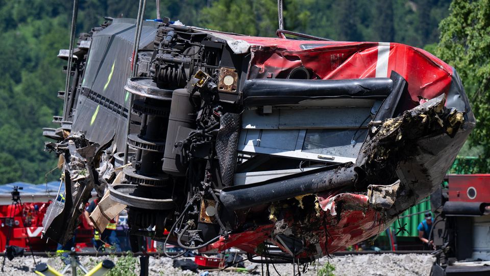 Garmisch-Partenkirchen: Die Rettungskräfte haben nach einem schweren Zugunglück einen der Waggons angehoben