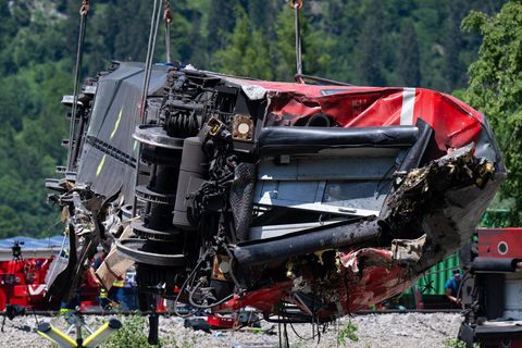 Garmisch-Partenkirchen: Die Rettungskräfte haben nach einem schweren Zugunglück einen der Waggons angehoben