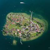 Über Bayern die "Fraueninsel" im Chiemsee