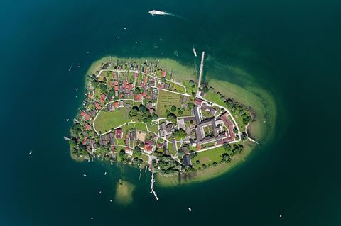 Über Bayern die "Fraueninsel" im Chiemsee
