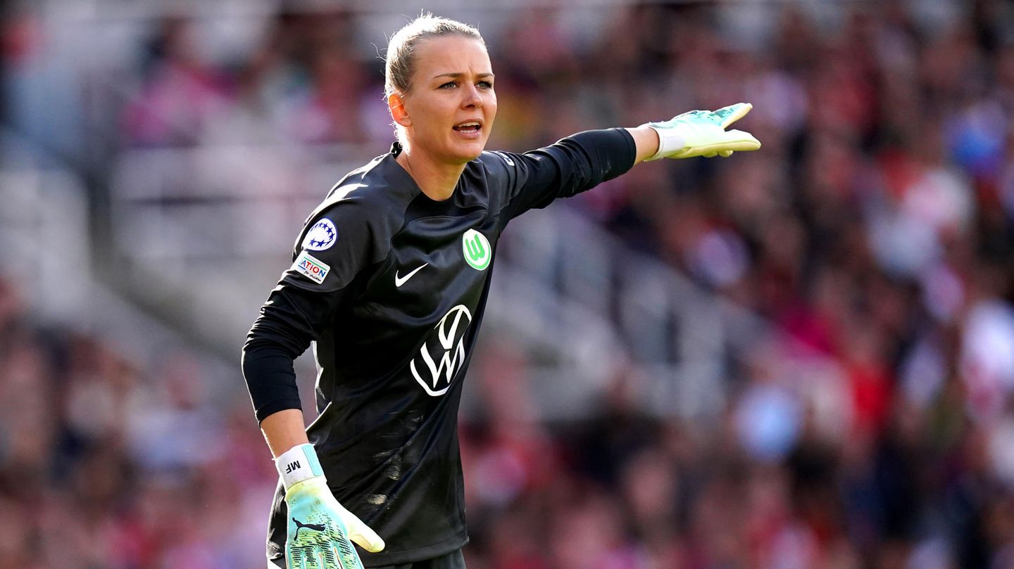 Fußball-WM 2023: Tor: Merle Frohms, VfL Wolfsburg Bei der WM vor vier Jahren in Frankreich war Frohms die Nummer drei. Mittlerweile hat sie sich zur Nummer eins hochgearbeitet und ist dort gesetzt. Tor: Merle Frohms, VfL Wolfsburg Bei der WM vor vier Jahren in Frankreich war Frohms die Nummer drei. Mittlerweile hat sie sich zur Nummer eins hochgearbeitet und ist dort gesetzt.