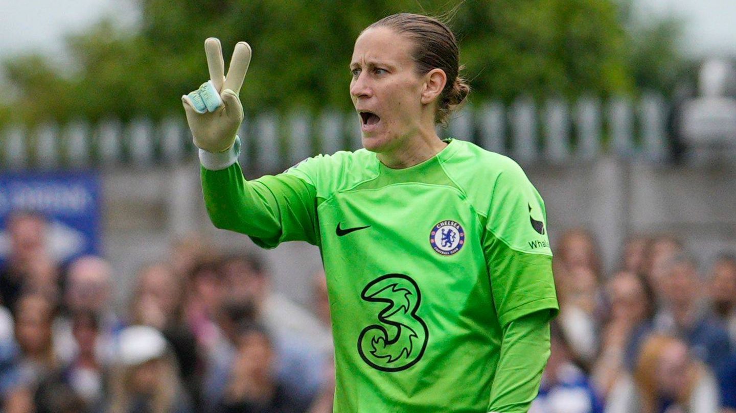 Fußball-WM 2023: Tor: Ann-Katrin Berger, FC Chelsea London Die Nummer 2 spielt in London bei einem der besten Teams Europas. Mit Chelsea gewann Berger drei englische Meisterschaften und stand 2021 im Champions-League-Finale. Die 32-Jährige erkrankte bereits zweimal an Schilddrüsenkrebs, ließ sich davon aber nie aus der Bahn werfen. Tor: Ann-Katrin Berger, FC Chelsea London Die Nummer 2 spielt in London bei einem der besten Teams Europas. Mit Chelsea gewann Berger drei englische Meisterschaften und stand 2021 im Champions-League-Finale. Die 32-Jährige erkrankte bereits zweimal an Schilddrüsenkrebs, ließ sich davon aber nie aus der Bahn werfen.