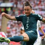 Abwehr: Marina Hegering, VfL Wolfsburg  Hegering gehört zu den besten Fußballerinnen im deutschen Team. Dass sie trotz ihrer 33 Jahre erst 27 Länderspiele vorweist, liegt an ihrer beinahe tragischen und endlosen Verletzungsmisere, die sie viele Jahre kostete. Bei der EM im vergangenen Jahr war sie als Abwehrchefin dabei, zuletzt wieder verletzt.