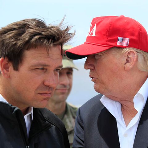 Ron DeSantis hört Donald Trump zu