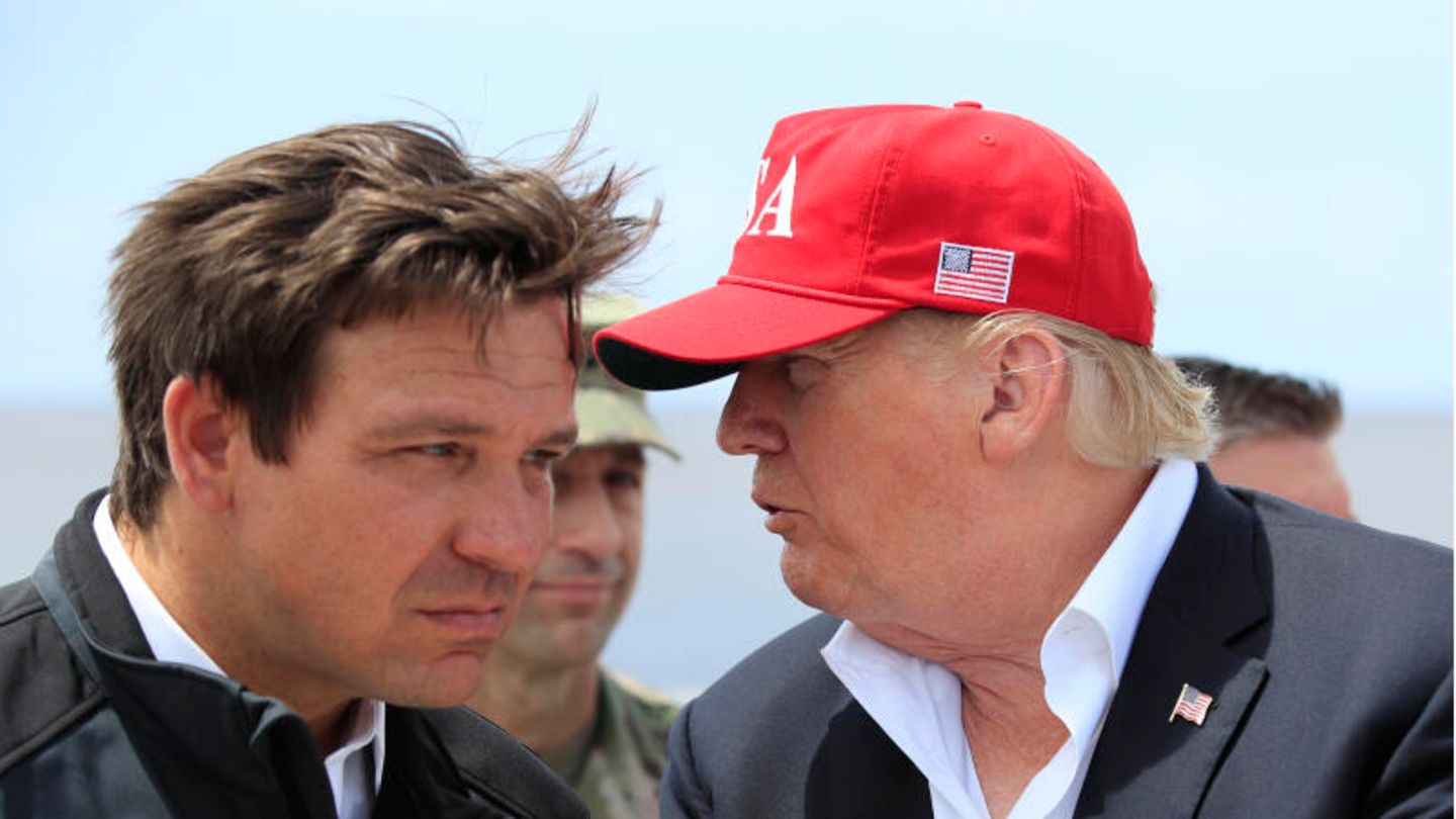 Ron DeSantis hört Donald Trump zu Ron DeSantis hört Donald Trump zu