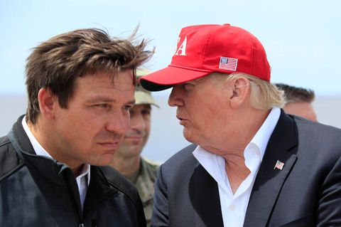 Ron DeSantis hört Donald Trump zu