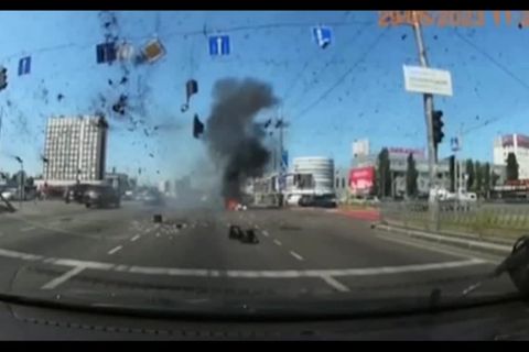 Video: Rakete schlägt im Berufsverkehr ein