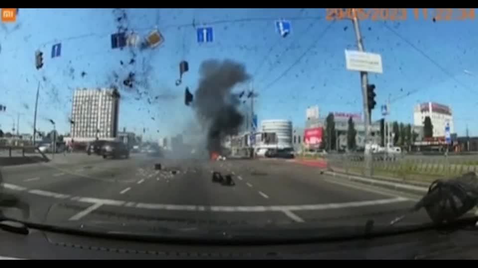 Video: Rakete schlägt im Berufsverkehr ein