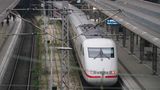 Der Tarifstreit zwischen der Deutschen Bahn und der Gewerkschaft EVG spitzt sich weiter zu. Nachdem die jüngste Verhandlungsrunde ohne Einigung scheiterte, hat die Gewerkschaft neue Warnstreiks in Aussicht gestellt. Am Mittwoch sagte Verhandlungsführer Kristian Loroch in Bezug auf einen neuen Streik: "Wir werden das beraten mit unseren Kolleginnen und Kollegen." Einen möglichen Zeitpunkt nennt er unterdessen nicht, das kommende Wochenende soll demnach aber noch nicht betroffen sein. 