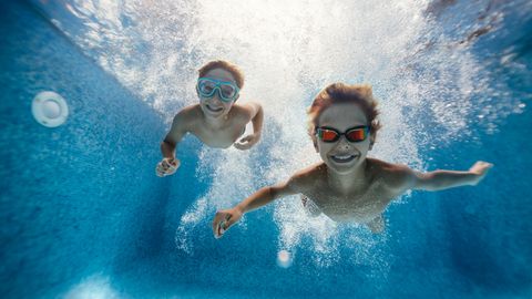 Schwimmbrillen für Kinder: Zwei Jungs mit Schwimmbrille unter Wasser