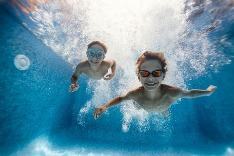Schwimmbrillen für Kinder: Zwei Jungs mit Schwimmbrille unter Wasser