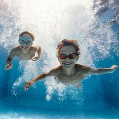 Schwimmbrillen für Kinder: Zwei Jungs mit Schwimmbrille unter Wasser