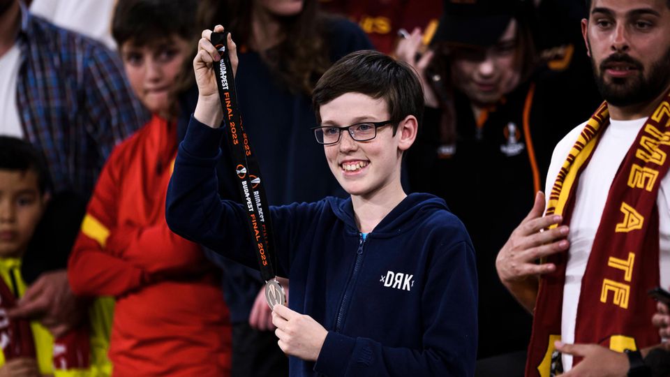 Fan mit Medaille von José Mourinho