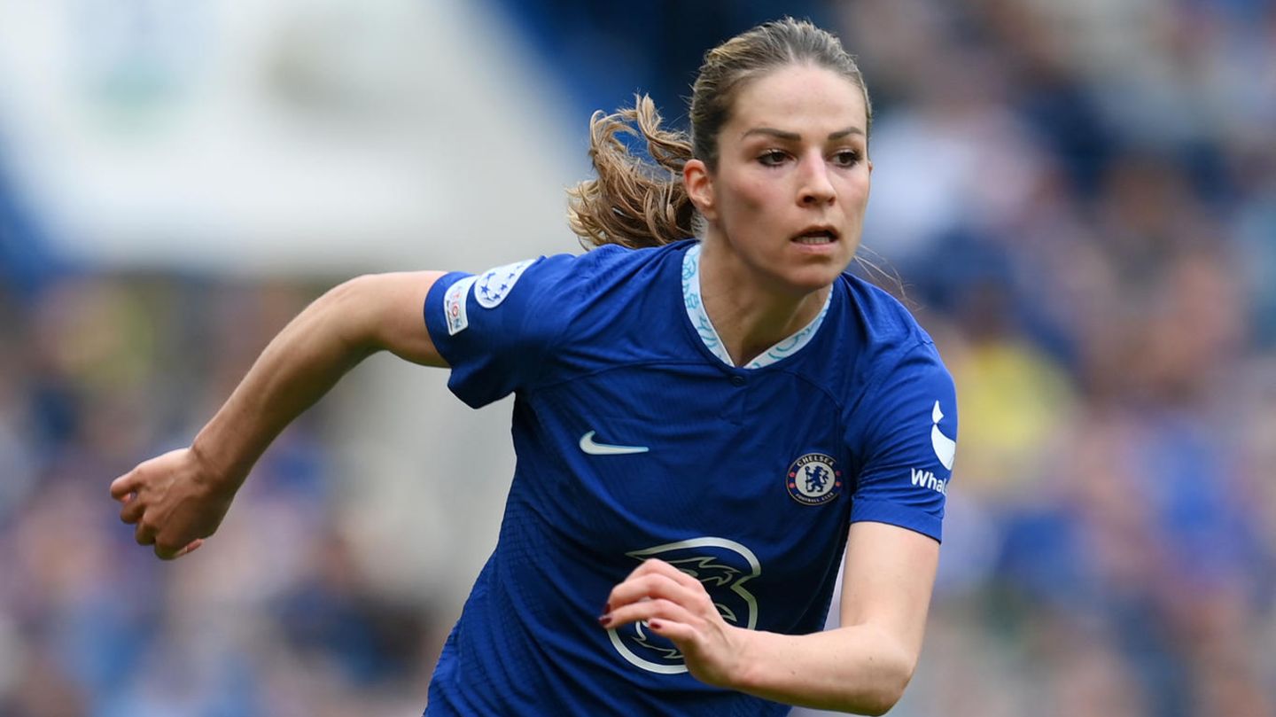 Fußball-WM 2023: Mittelfeld: Melanie Leupholz, FC Chelsea Zuletzt pausierte Leupholz über ein Jahr. Der Grund war ihre Schwangerschaft. Mittlerweile ist sie Mutter und spielt wieder. Als erfahrene Stammkraft ist sie vorerst nominiert und wird ihr Baby mit zur Vorbereitung nach Australien nehmen. Mittelfeld: Melanie Leupholz, FC Chelsea Zuletzt pausierte Leupholz über ein Jahr. Der Grund war ihre Schwangerschaft. Mittlerweile ist sie Mutter und spielt wieder. Als erfahrene Stammkraft ist sie vorerst nominiert und wird ihr Baby mit zur Vorbereitung nach Australien nehmen.