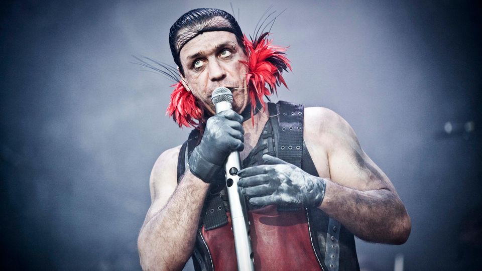 Till Lindemann, Frontmann von Rammstein, singt in ein Mikrofon