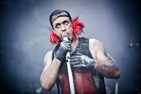 Till Lindemann, Frontmann von Rammstein, singt in ein Mikrofon