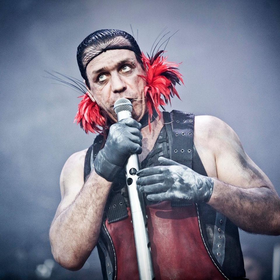 Till Lindemann, Frontmann von Rammstein, singt in ein Mikrofon