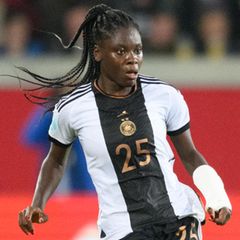 Angriff: Nicole Anyomi, Eintracht Frankfurt  Die Krefelderin machte das erste Mal bei der vergangenen WM eine breitere Öffentlichkeit auf sich aufmerksam, wo sie als Einwechselspielerin einige Einsätze hatte. Sie ist mit 23 noch und auf jeden Fall eine wichtige Ergänzungsspielerin mit dem Potenzial für mehr.