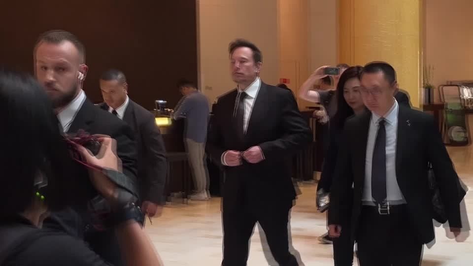 Video: Tesla-Chef zu Besuch in China