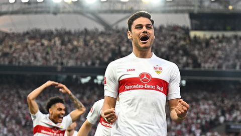 Drei Fußballer in weiß-roten Trikots bejubeln ein Tor für den VfB Stuttgart
