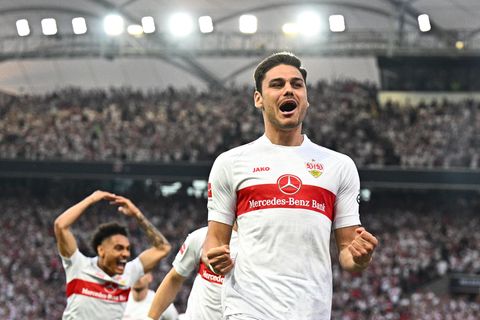 Drei Fußballer in weiß-roten Trikots bejubeln ein Tor für den VfB Stuttgart