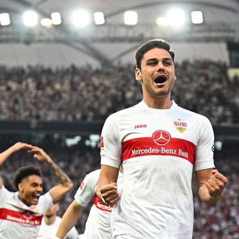 Drei Fußballer in weiß-roten Trikots bejubeln ein Tor für den VfB Stuttgart