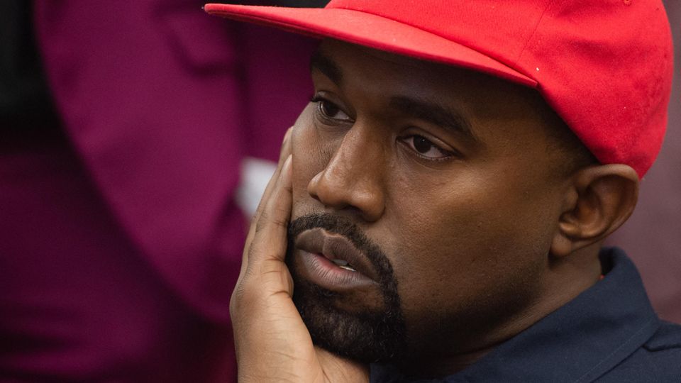Der US-Rapper Kanye West muss sich wegen eines tätlichen Angriffs auf eine Fotografin vor Gericht verantworten. 