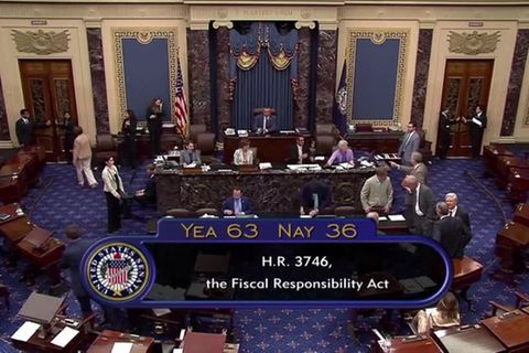 Video: US-Kongress genehmigt Aussetzung des Schuldenlimits und wendet Zahlungsausfall ab