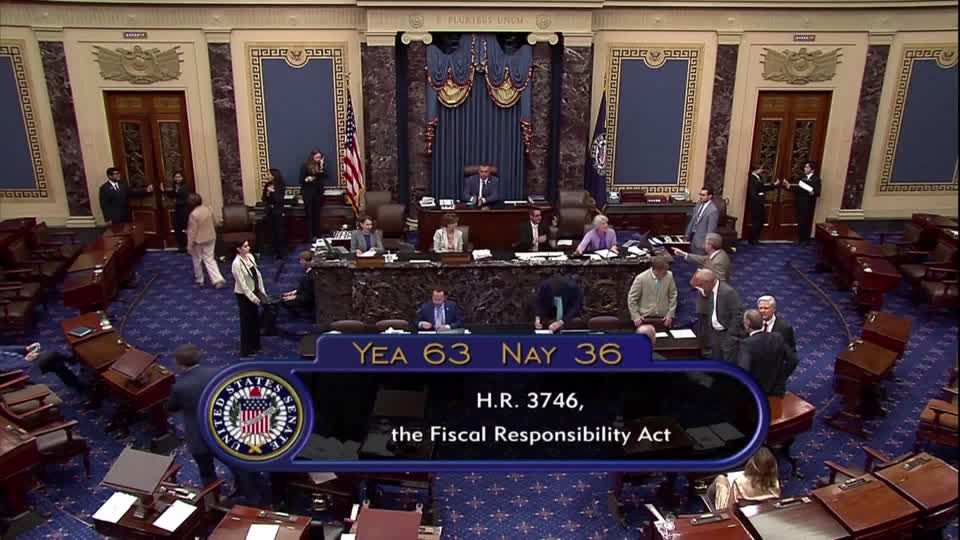 Video: US-Kongress genehmigt Aussetzung des Schuldenlimits und wendet Zahlungsausfall ab