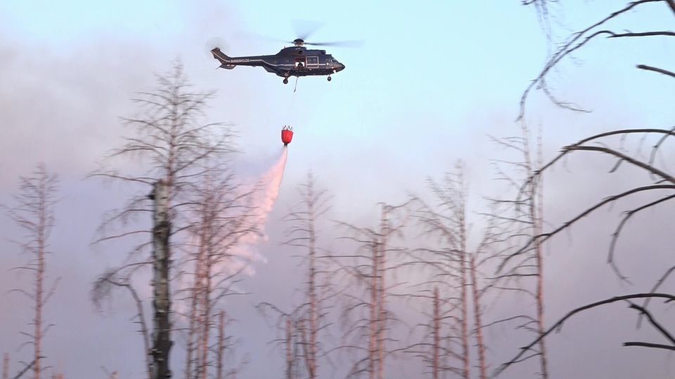 2. Juni: Feuergefahr Jüterbog, Deutschland. Es brennt in Brandenburg. Das Problem ist, dass dass das Areal ein ehemaliger Truppenübungsplatz ist und dort haufenweise Munitionsrückstände der Bundeswehr liegen. Neben den Löschhubschraubern werden Drohnen eingesetzt, um sich ein Bild vom Ausmaß des Feuers zu machen.