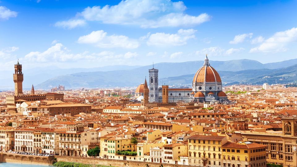 Im Kampf gegen Wohnungsnot, hohe Mietpreise und die Überbelegung durch Touristen will die italienische Stadt Florenz die Kurzzeitvermietung von Wohnungen in ihrer historischen Innenstadt verbieten. Die Stadt wolle mit neuen Regeln gegen die "unkontrollierte Ausbreitung von Kurzzeitvermietungen" vorgehen, kündigte Florenz' Bürgermeister, Dario Nardella, am Donnerstag an. Er wolle so das Stadtzentrum vor dem "Problem der Überbelegung von Wohnungen durch Touristen" schützen. Die Regelung soll nicht rückwirkend gelten, sondern zukünftige Vermietungen betreffen. Nardellas Vorschlag sieht demnach nicht nur das Blockieren von Kurzzeitvermietungen vor, sondern auch Steuererleichterungen für diejenigen, die ihre Wohnungen für "normale Vermietungen" nutzen. Damit will er die "Wohnungen und das historische, künstlerische und soziale Erbe des historischen Zentrums schützen". 