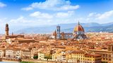 Im Kampf gegen Wohnungsnot, hohe Mietpreise und die Überbelegung durch Touristen will die italienische Stadt Florenz die Kurzzeitvermietung von Wohnungen in ihrer historischen Innenstadt verbieten. Die Stadt wolle mit neuen Regeln gegen die "unkontrollierte Ausbreitung von Kurzzeitvermietungen" vorgehen, kündigte Florenz' Bürgermeister, Dario Nardella, am Donnerstag an. Er wolle so das Stadtzentrum vor dem "Problem der Überbelegung von Wohnungen durch Touristen" schützen. Die Regelung soll nicht rückwirkend gelten, sondern zukünftige Vermietungen betreffen. Nardellas Vorschlag sieht demnach nicht nur das Blockieren von Kurzzeitvermietungen vor, sondern auch Steuererleichterungen für diejenigen, die ihre Wohnungen für "normale Vermietungen" nutzen. Damit will er die "Wohnungen und das historische, künstlerische und soziale Erbe des historischen Zentrums schützen". 