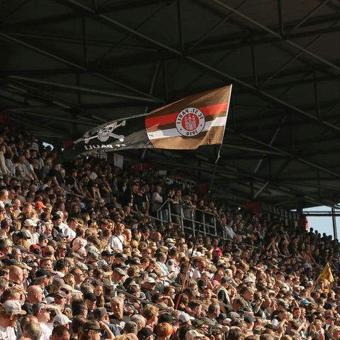 Tribüne des FC St. Pauli. Der Verein wird zukünftig auf Sportwetten-Werbung verzichten