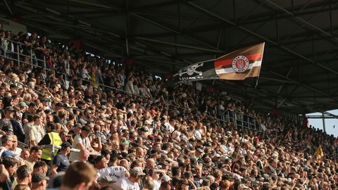Tribüne des FC St. Pauli. Der Verein wird zukünftig auf Sportwetten-Werbung verzichten