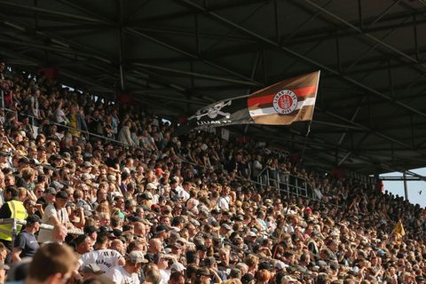 Tribüne des FC St. Pauli. Der Verein wird zukünftig auf Sportwetten-Werbung verzichten